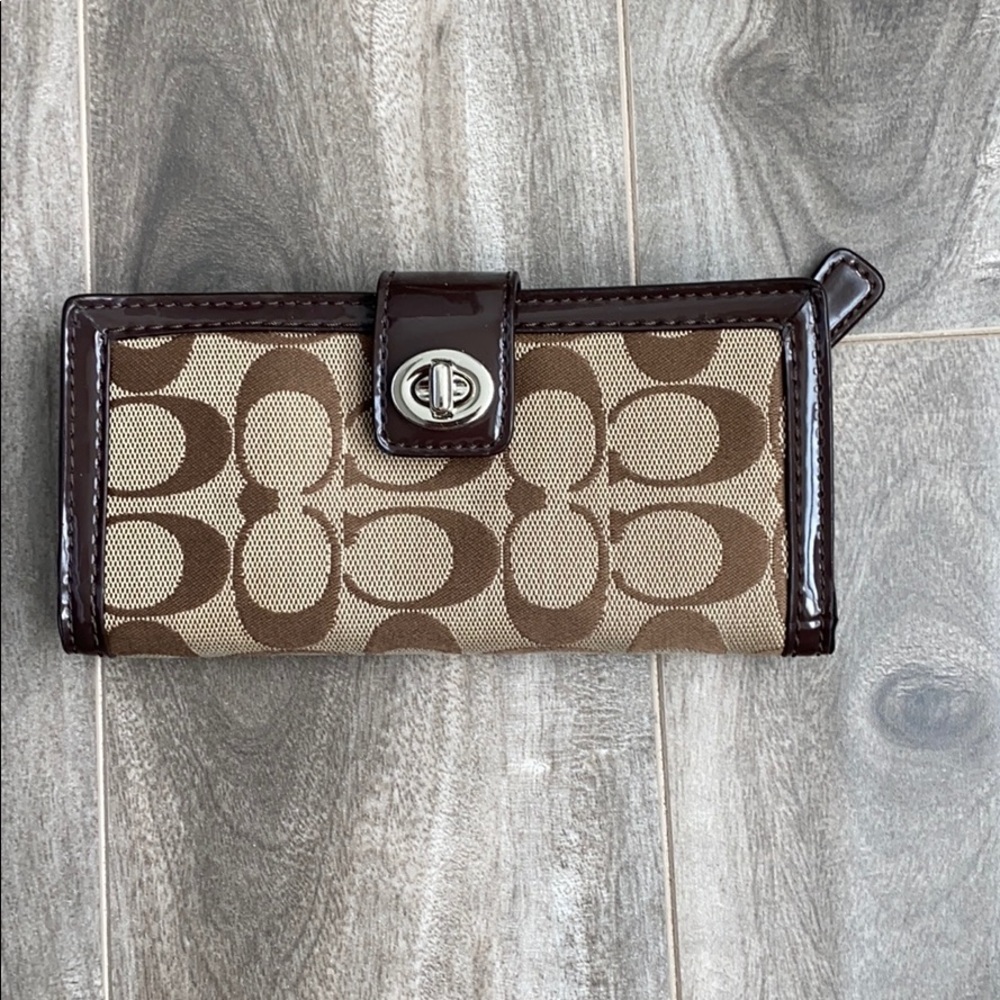 Women’s Coach signature canvas long wallet